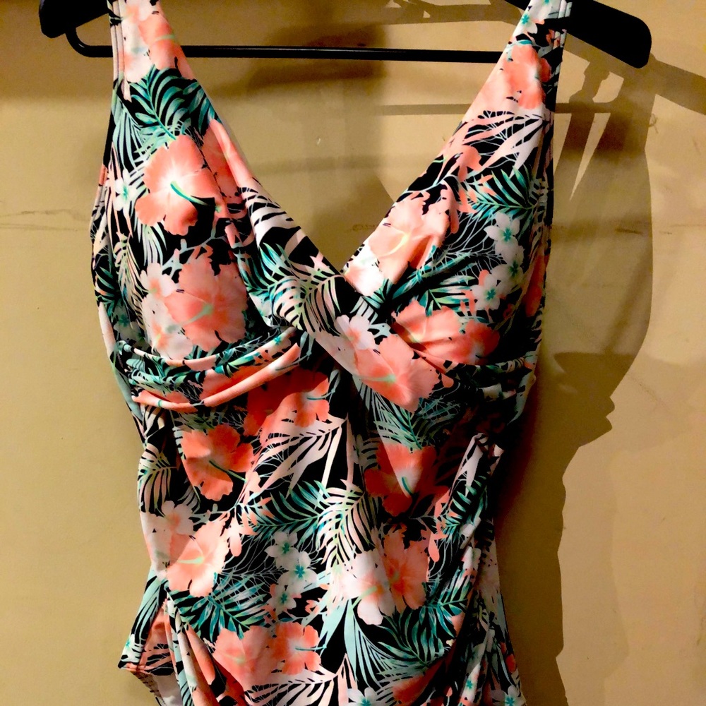 One piece bathing suit NEVER WORN!